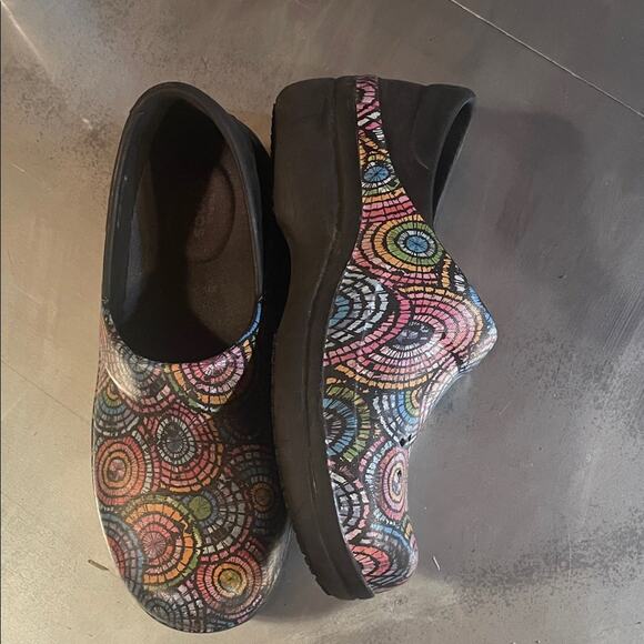 Crocs Colorful Patterned Women's Shoes. 9 - Picture 3 of 5